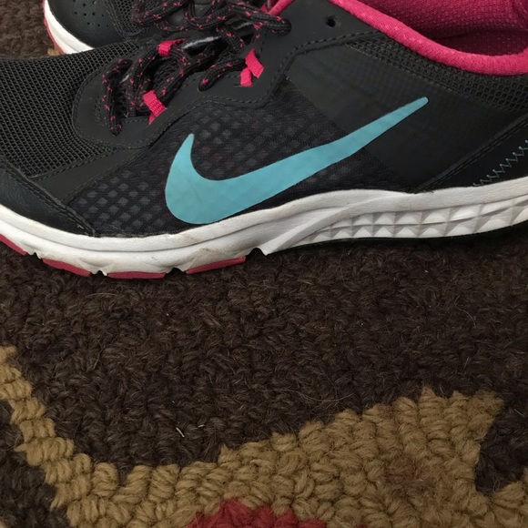 Nikes - Picture 4 of 4